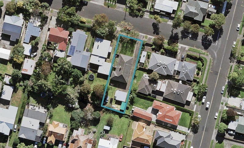 1/2 Fergusson Avenue, Sandringham, Auckland - Carousel 1