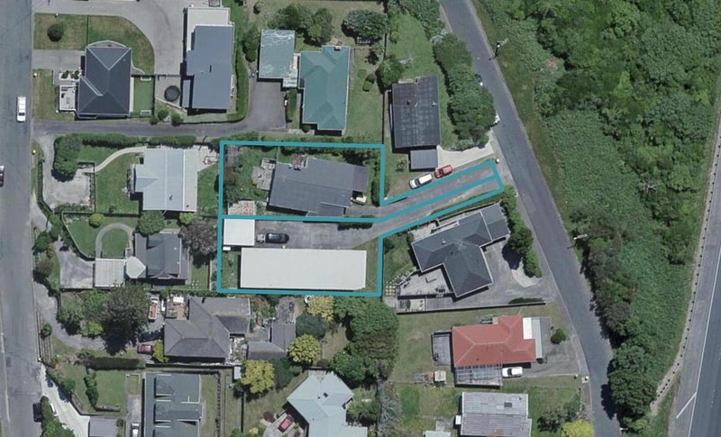10 Bartlett Grove, Tawa, Wellington - Carousel 1