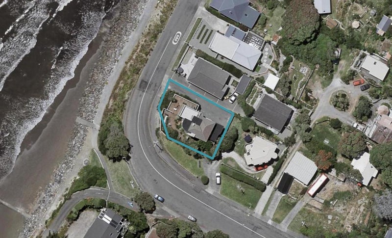 22 Beach Road, Paekakariki - Carousel 1