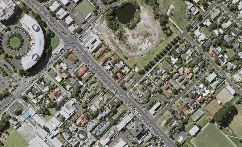 2/23 Taharoto Road, Takapuna, Auckland - Carousel 1