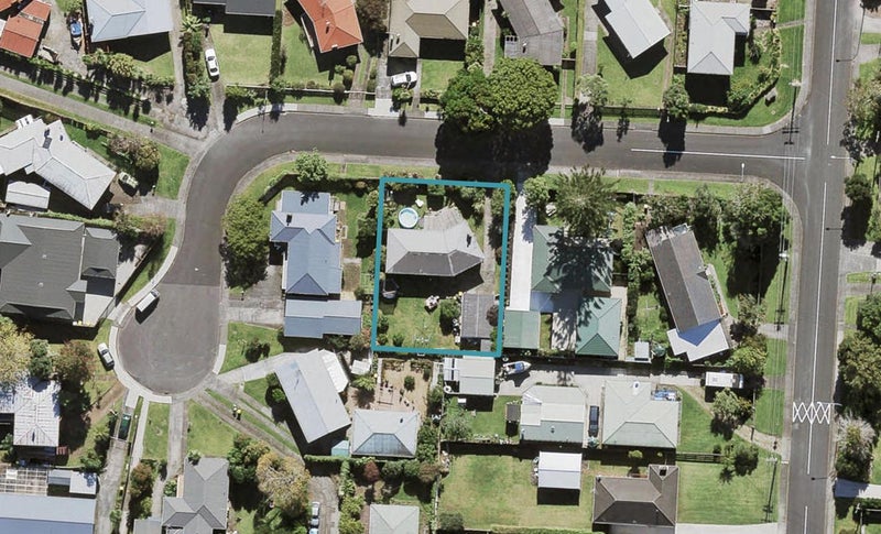 6 Bridgens Avenue, Te Atatu Peninsula, Auckland - Carousel 1