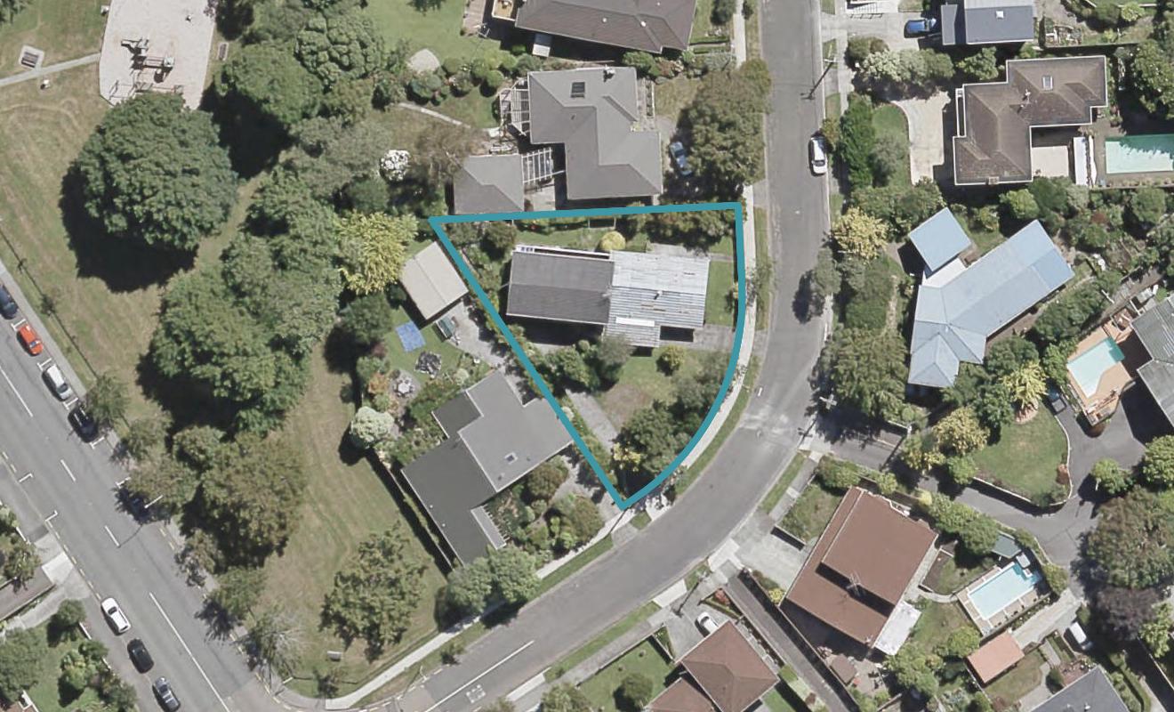 2/4 Dowling Grove, Silverstream, Upper Hutt - Carousel 1