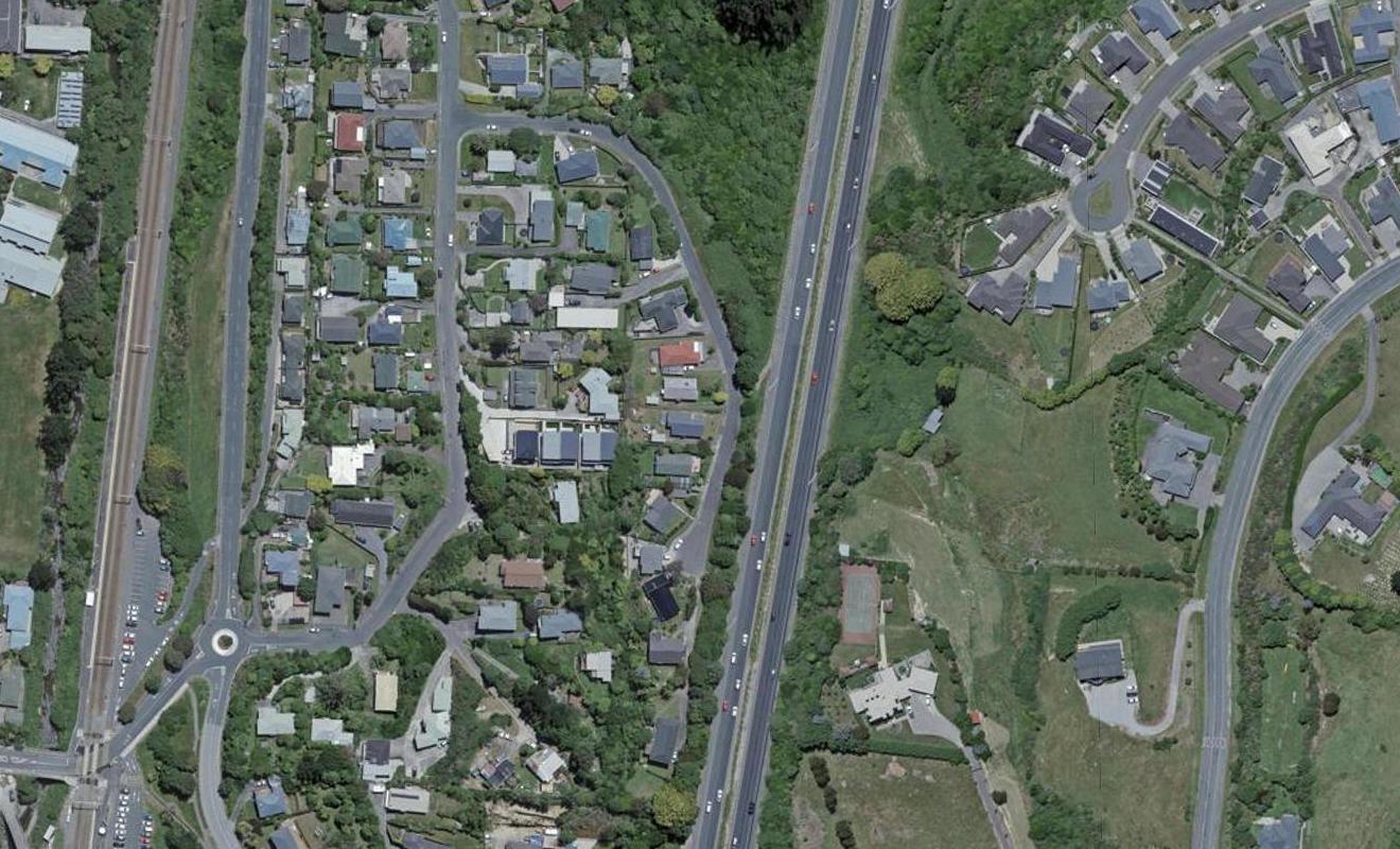 18 Bartlett Grove, Tawa, Wellington - Carousel 1