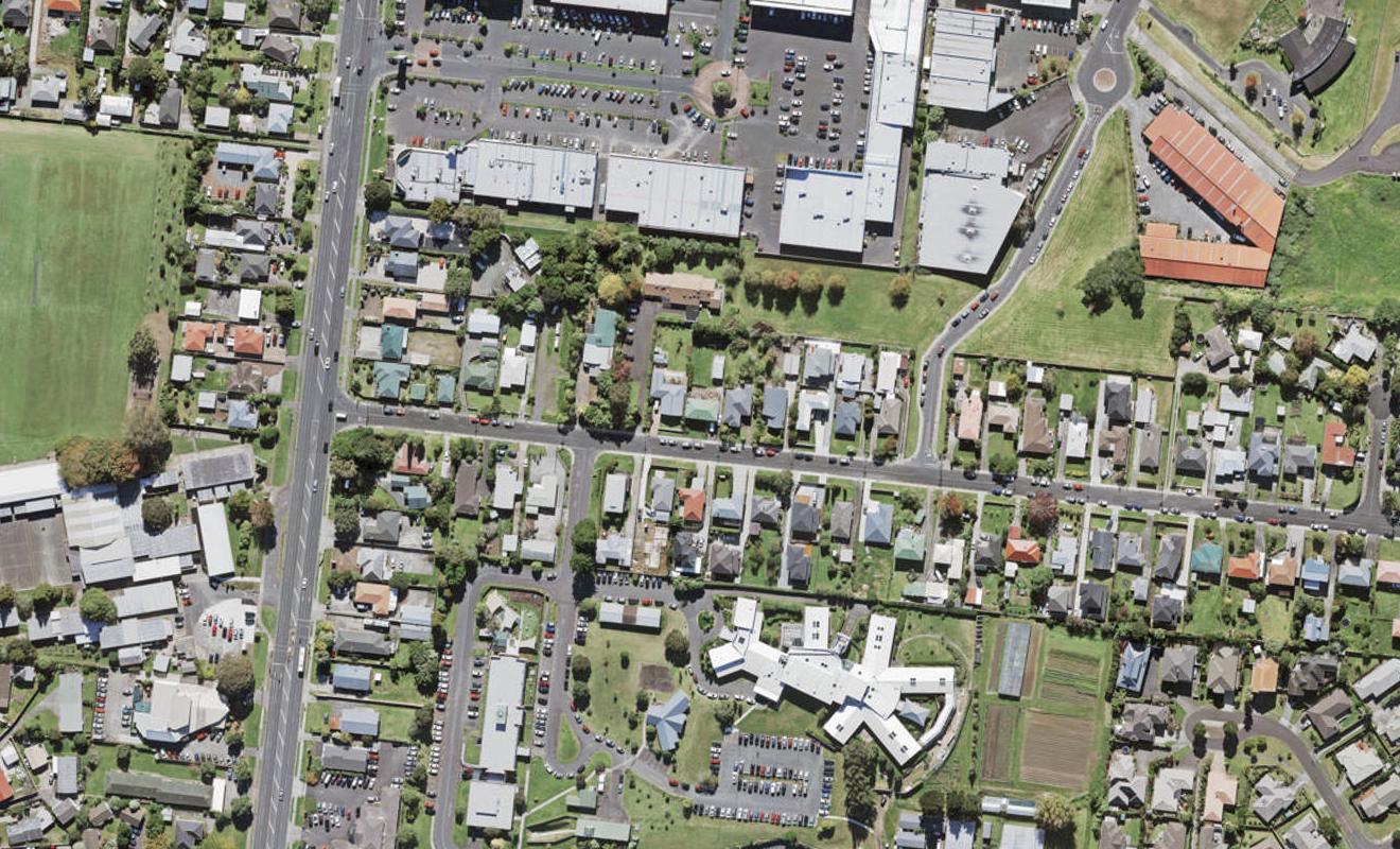 1/14 Woodford Avenue, Henderson, Auckland - Carousel 1