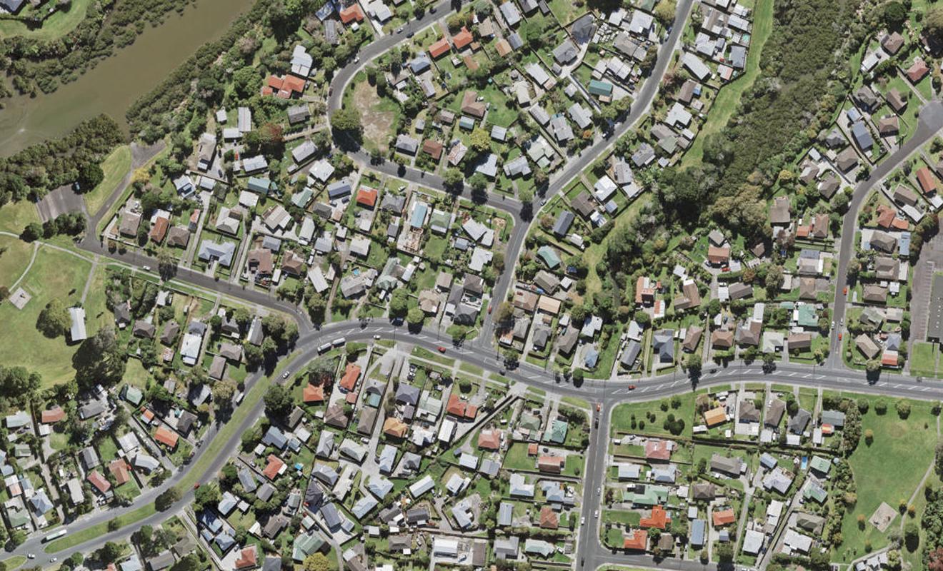 2 Riverpark Crescent, Henderson, Auckland - Carousel 1