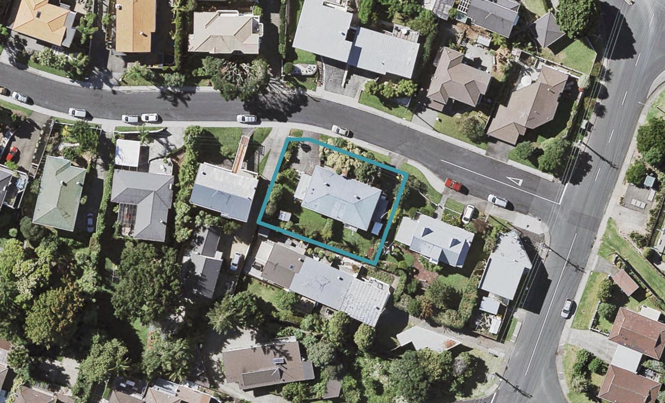 1/1A Bevyn Street, Castor Bay, Auckland - Carousel 1
