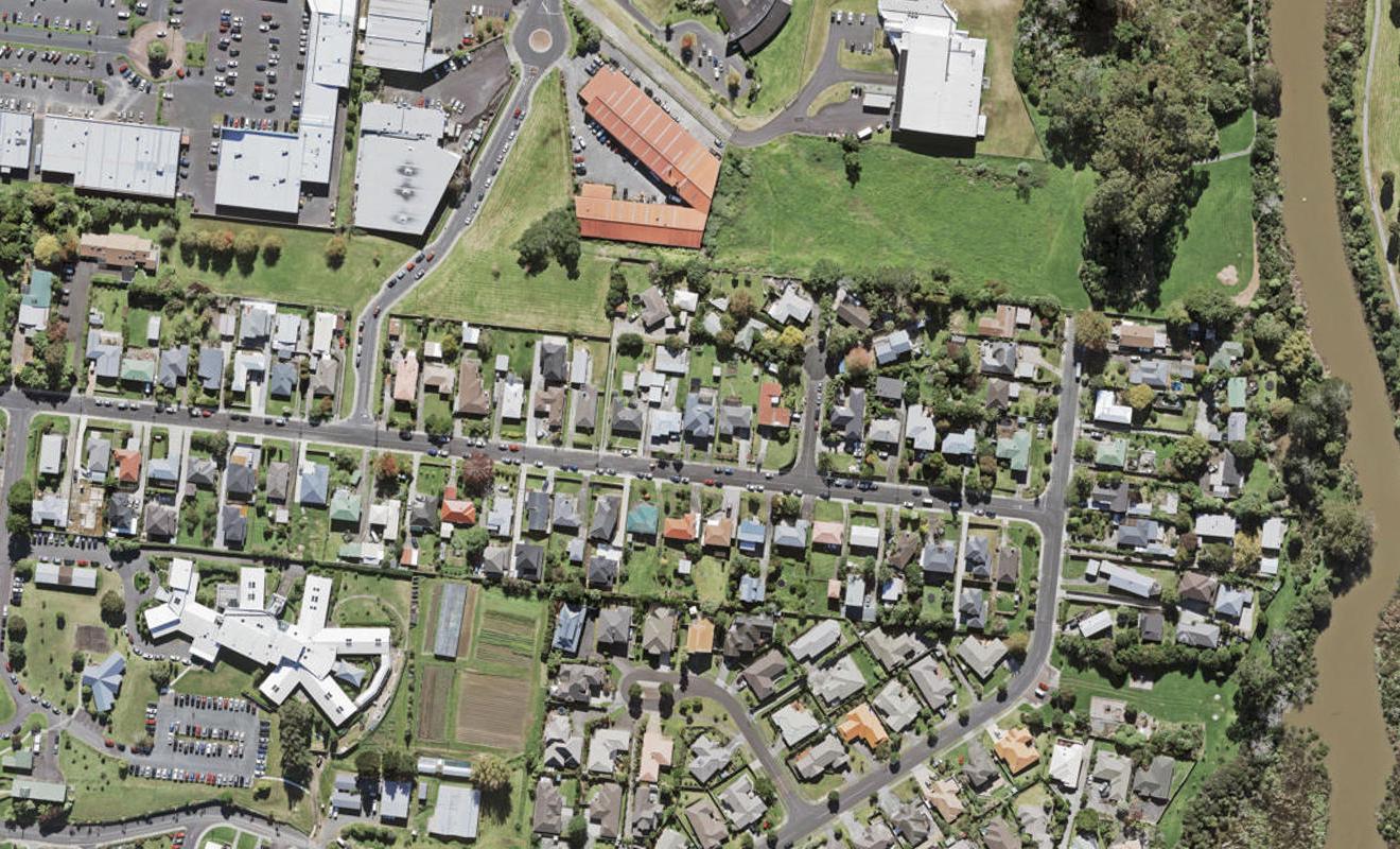46 Woodford Avenue, Henderson, Auckland - Carousel 1