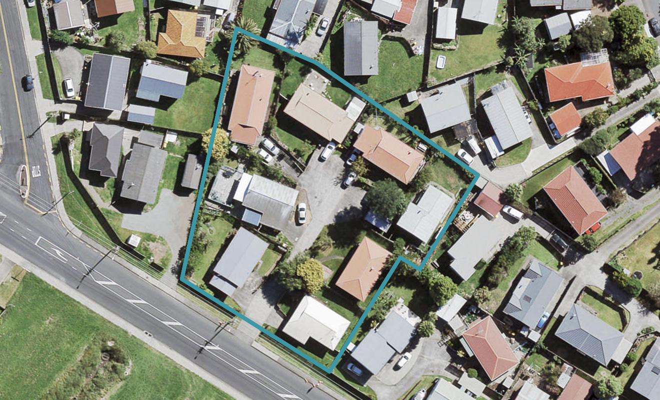 2/74 Parrs Cross Road, Henderson, Auckland - Carousel 1