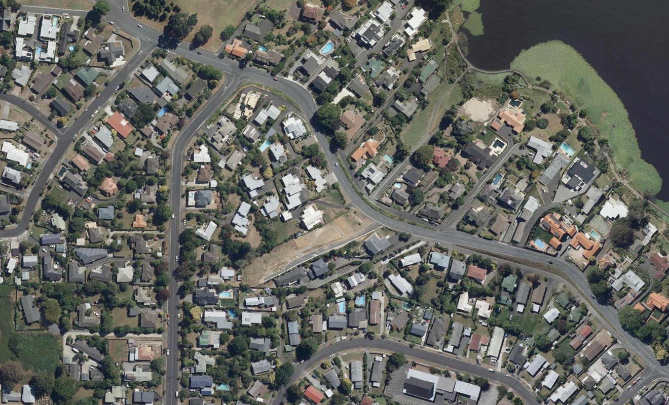 121 Lake Crescent, Hamilton Lake, Hamilton - Carousel 1