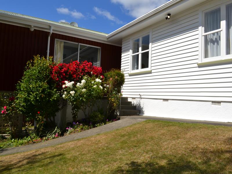 55 Kiwi Crescent, Tawa, Wellington - Carousel 1