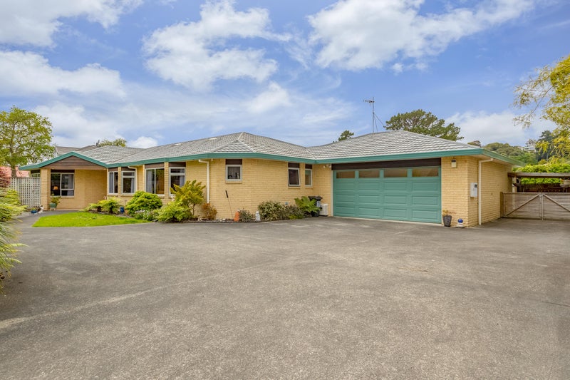 10 Mary Huse Grove, Manor Park, Lower Hutt - Carousel 1