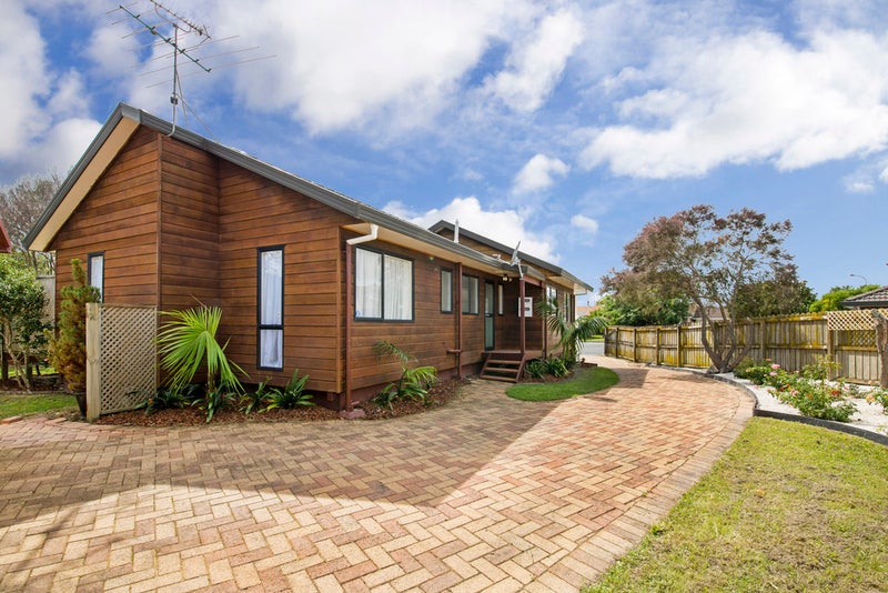 38 Heathridge Place, Burswood, Auckland - Carousel 1