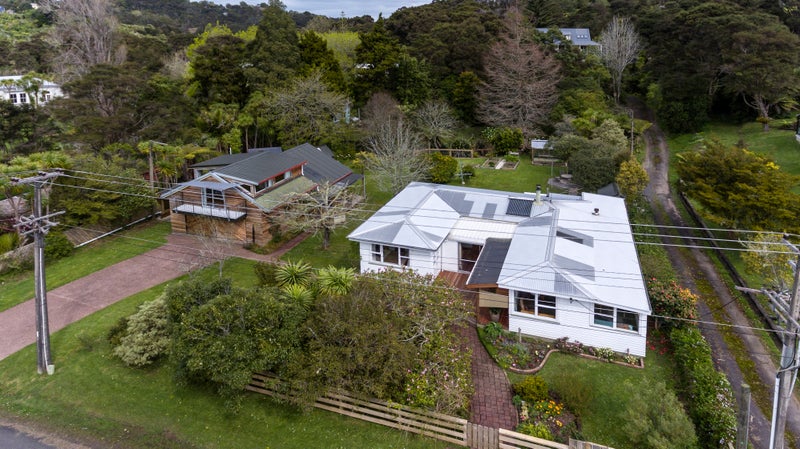 17 Landing Road, Titirangi, Auckland - Carousel 1