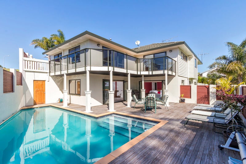 Property Valuation for 18 Woodview Rise, Botany Downs, Auckland Trade